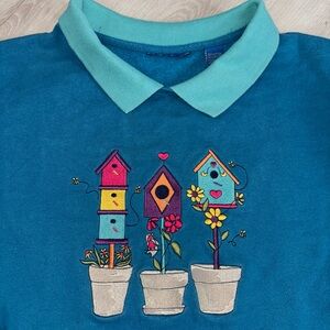VNTG Women’s Collared Fleece Lined Blue Embroidered Birdhouse Sweatshirt Size L
